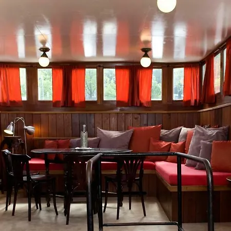 Private Houseboat In The Heart Of Botel