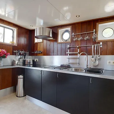 Private Houseboat In The Heart Of Botel